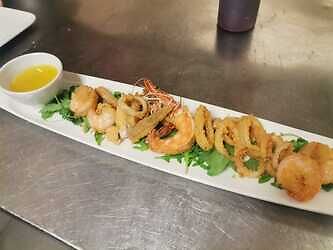 Creveti si calamar pe platou