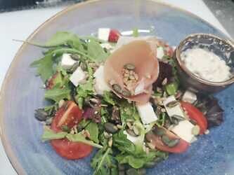 Salata vegan cu sos tzatziki