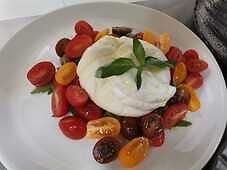 Burrata cu rosii cherry
